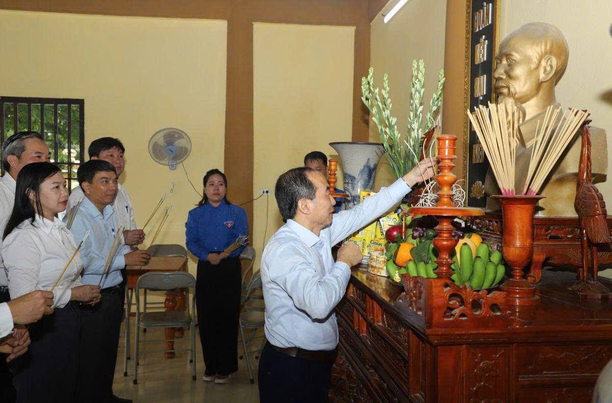 Anh-tin-bai